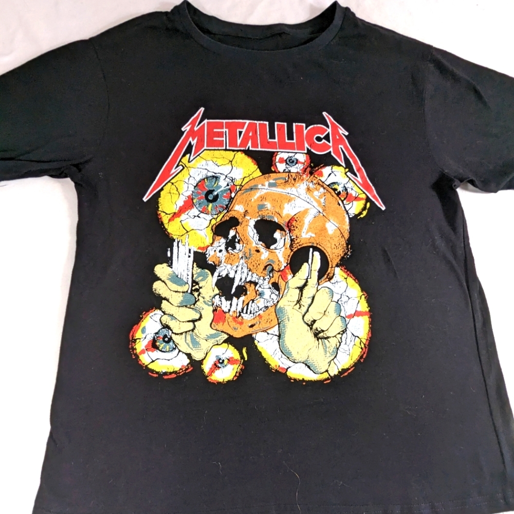 Metallica Tee Featuring  Skull and Band Name on Front.  Small
